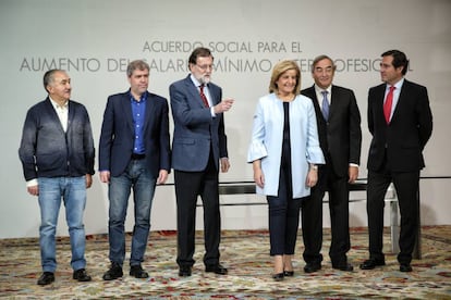 Rajoy, este martes en la firma del acuerdo social para la subida del Salario Mínimo Interprofesional junto a Pepe Álvarez (UGT), Unai Sordo (CCOO), la ministra Fátima Báñez, Juan Rosell (CEOE) y Antonio Garamendia (Cepyme).