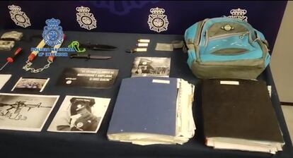 Material encontrado en la mochila que el presunto yihadista detenido en Madrid ocultaba en la taquilla de un centro comercial.