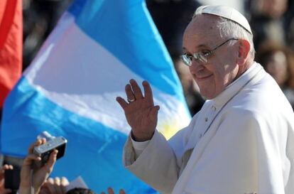 El papa Francisco pasa ante una bandera argentina antes de oficiar misa
