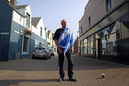 Bob Duncan, ingeniero de software de 56 años, posa en el muelle de Stornoway, en la isla de Lewis (Hébridas Exteriores) el pasado sábado. "La principal razón [para votar a favor de la independencia] es el déficit democrático. Quiero asegurarme de que Escocia siempre tenga el Gobierno que hayamos elegido", argumenta