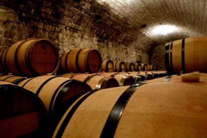 Barricas en la bodega Dominio de Pingus, en Peñafiel (Ribera del Duero, Valladolid).