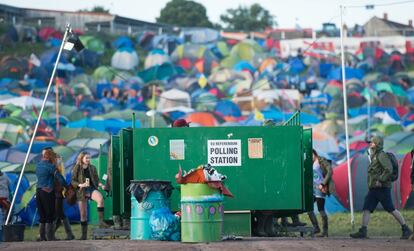 Un cartel anunciando un centro de votaciones del 'Brexit' colocado en uno de los baños públicos del festival de música, el 22 de junio de 2016.