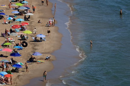 Decenas de personas disfrutan de la playa de Cullera (Valencia)