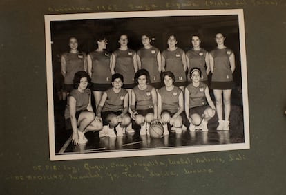 Integrantes de la primera selección española de baloncesto que disputó los partidos de 1963. Fotografía del archivo personal de Pepa Senante.