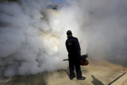 En Colombia, el más reciente boletín epidemiológico habla de un total de 16.419 casos de zika, de los que 890 son embarazadas. En la imagen de este viernes 28 de enero, un trabajador municipal fumiga en Caracas, Venezuela.