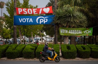 Carteles en Bollullos (Sevilla) durante la campaña de las elecciones generales de 2023.