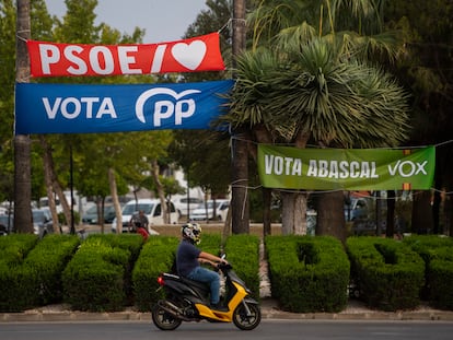 Carteles en Bollullos (Sevilla) durante la campaña de las elecciones generales de 2023.