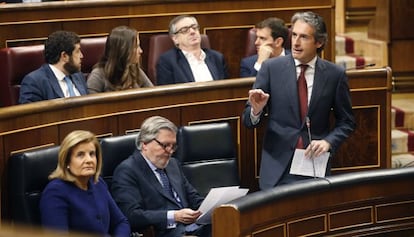 El ministro de Fomento, &Iacute;&ntilde;igo de la Serna, junto a los titulares de Empleo, F&aacute;tima B&aacute;&ntilde;ez, y de Educaci&oacute;n, Cultura y Deportes, &Iacute;&ntilde;igo M&eacute;ndez de Vigo, durante su intervenci&oacute;n en la sesi&oacute;n de Control al Gobierno hoy en el Congreso de los Diputados.