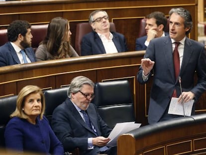 El ministro de Fomento, &Iacute;&ntilde;igo de la Serna, junto a los titulares de Empleo, F&aacute;tima B&aacute;&ntilde;ez, y de Educaci&oacute;n, Cultura y Deportes, &Iacute;&ntilde;igo M&eacute;ndez de Vigo, durante su intervenci&oacute;n en la sesi&oacute;n de Control al Gobierno hoy en el Congreso de los Diputados.