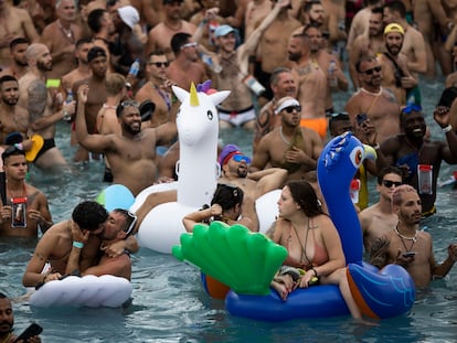 Una mujer se baña en el Water Park Day del Circuit Festival en el parque acuatico Isla Fantasia, donde se han dado cita más de 10.000 gays venidos de todo el mundo.