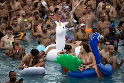 Una mujer se baña en el Water Park Day del Circuit Festival en el parque acuatico Isla Fantasia, donde se han dado cita más de 10.000 gays venidos de todo el mundo.