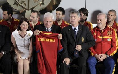 El presidente de Panamá, Ricardo Martinelli, observa la camiseta que le regaló la selección española. 