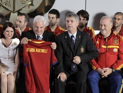 El presidente de Panamá, Ricardo Martinelli, observa la camiseta que le regaló la selección española.