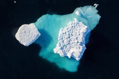 Um iceberg flutua em um lago perto da cidade de Tasiilaq, em 19 de junho de 2018.