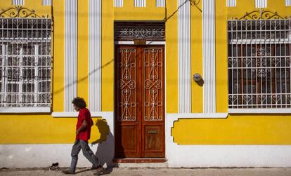 Un hombre camina por el centro de Mérida, en el Estado mexicano de Yucatán.