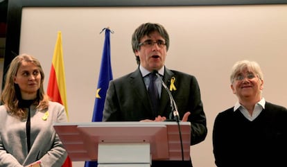 El expresidente de la Generalitat Carles Puigdemont, y las exconsellers Meritxell Serret y Clara Ponsatí, durante una rueda de prensa.