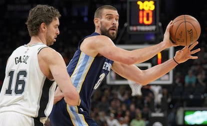 Pau defiende a su hermano Marc en el Spurs-Grizzlies.