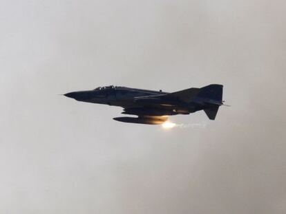 Un avi&oacute;n de combate F-4 turco durante unas maniobras.