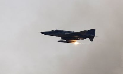 Un avión de combate F-4 turco durante unas maniobras.