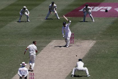 Peter Siddle observa como su compañero George Bailey atrapa la bola que elimina a Jonny Bairstow 