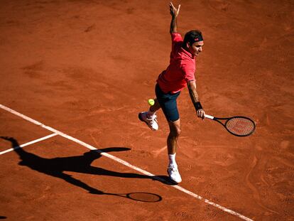 Federer devuelve de revés durante el partido contra Istomin en la central.