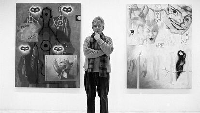 El pintor Chema Cobo, en la galería Miguel Marcos de Barcelona, en 2001.