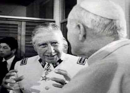 En abril de 1987, Juan Pablo II realiza una polémica visita al Chile del dictador Augusto Pinochet. En la imagen, ambos conversan durante una recepción en la localidad de Antofagasta. (06-04-1987)