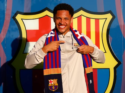 Vitor Roque, durante su presentación con el Barcelona.