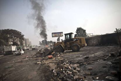 Una excavadora recoge los restos del campamento de la plaza de Rabaa al-Adawiya. Las fuerzas de seguridad egipcias desalojaron de aquí a los partidarios del depuesto presidente Mohamed Morsi en los peores disturbios que ha sufrido el país en las últimas décadas.