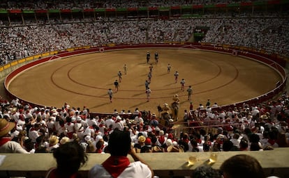 Los toreros participantes en una corrida realizan el tradicional paseíllo a su entrada en la laza de toros de Pamplona.