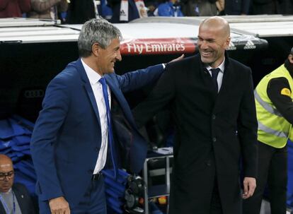 Los entrenadores de Las Palmas, Quique Setién (i), y del Real Madrid, Zinedine Zidane, se saludan al inicio del partido correspondiente a la 25º jornada de LaLiga Santander que ambos equipos juegan en el estadio Santiago Bernabéu, en Madrid.