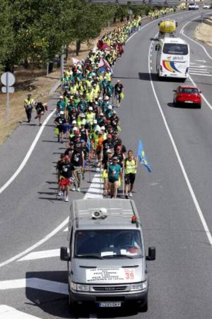 Los mineros que participan en la marcha negra del norte, a su llegada a la localidad abulense de Sanchidrián.