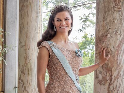 La princesa Victoria de Suecia, en un retrato oficial realizado con motivo de su 10º aniversario de boda con Daniel Westling.