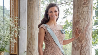 La princesa Victoria de Suecia, en un retrato oficial realizado con motivo de su 10º aniversario de boda con Daniel Westling.