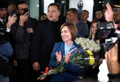 La presidenta de Moldavia, Maia Sandu, festejaba con sus seguidores el anuncio de los resultados preliminares de la segunda vuelta de las elecciones presidenciales, en su sede de campaña en Chisináu, capital del país, el domingo 3 de noviembre.