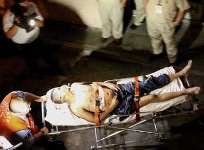 Los servicios de emergencia trasladan a uno de los heridos en un ataque a un centro de rehabilitación para drogadictos en Ciudad Juárez, donde un grupo de hombres armados asesinó al menos a 17 personas.