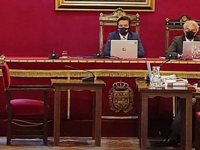 El alcalde de Granada, Luis Salvador, y su teniente de alcalde, José Antonio Huertas, junto al secretario general del ayuntamiento.