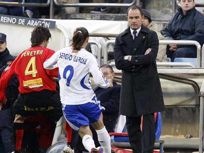 Víctor Fernández, ayer ante Pereyra y Sergio García.