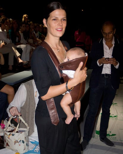 Bimba Bosé con su hija en brazos en Madrid Fashion Week en 2011.