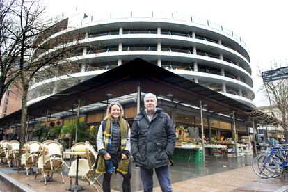 Eugénie Lefebvre y Alain Guiraudie, presidenta y comisario de Le Nouveau Printemps, frente al parking de Les Carmes de Toulouse (Francia).