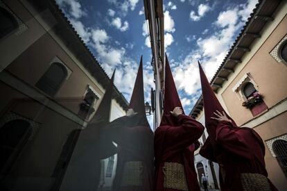 <b>MARTES SANTO. Córdoba.</b> Nazarenos de Nuestro Padre Jesús del Buen Suceso en su encuentro con su Santísima Madre la Virgen de los Dolores, en la calle de la Amargura.