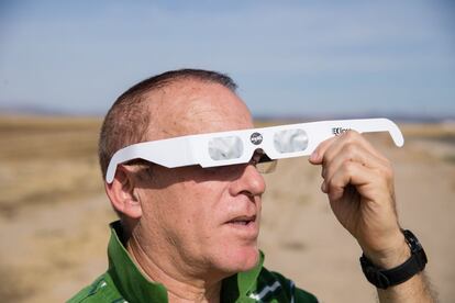 Un entusiasta de los eclipses prueba unas gafas protectoras, el 20 de agosto en Oregón. 