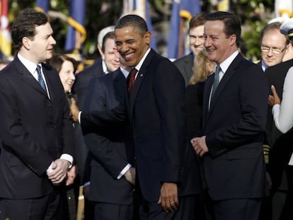 Barack Obama bromea con George Osborne, ante la mirada de David Cameron, en una reunión el año pasado.
