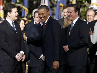 Barack Obama bromea con George Osborne, ante la mirada de David Cameron, en una reuni&oacute;n el a&ntilde;o pasado.