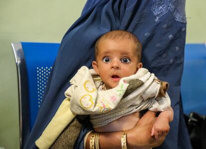 Rana, de seis meses, está en brazos de su madre, Sayera, de 20 años, en el Departamento de Pacientes Externos del Hospital Regional de Paktya en la ciudad de Gardez.
