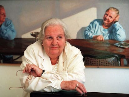 Carmen Balcells, agente literaria, en su casa de Barcelona, ante un retrato suyo que le hizo el artista Gonzalo Goytisolo 
