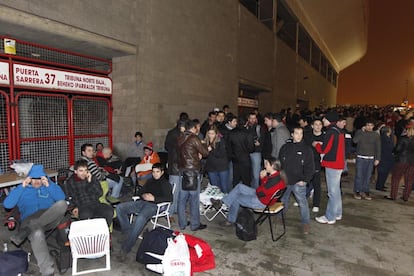 Algunos de los aficionados que anoche hicieron guardia en las inmediaciones de San Mamés combatiendo el frio con ilusión y buen ambiente