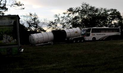Un camión de combustible también retenido en la carretera aledaña a Ayotzinapa.