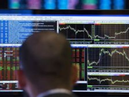 Un trader, frente a sus monitores en el NYSE de Nueva York. 