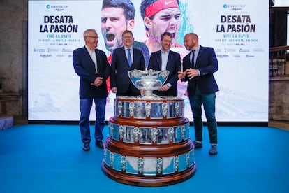 Presentación en el Palau de la Generalitat la fase de grupos de la Copa Davis. De izquierda a derecha, el alcalde Joan Ribó, el presidente Ximo Puig, el responsable de Kosmo, Enric Rojas, y el presidente de la Diputación, Toni Gaspar, con la copa del torneo.